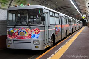 黒部ダム駅　関電トンネルトロリーバス
