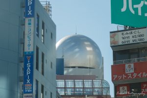 首都高速から見た風景　丸い何か