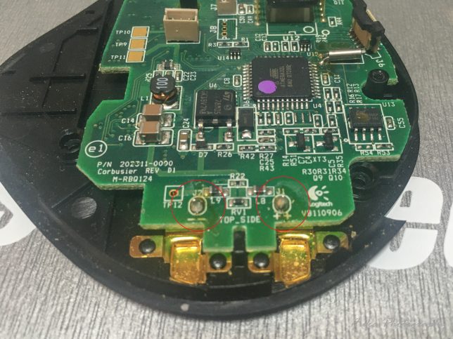 logicool MX™ Revolution Cordless Laser Mouse基盤を外すために下の接点のはんだを外す
