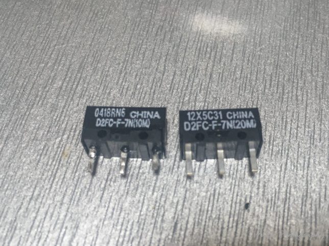 logicool MX™ Revolution Cordless Laser Mouseから取り外したスイッチ D2FC-F-7N（10M）左と 交換する OMRON D2FC-F-7N（20M）右