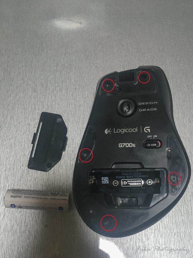 logicool G700s Rechargable Wireless Gaming Mouseの電池とマウスソールの取り外しねじを外す