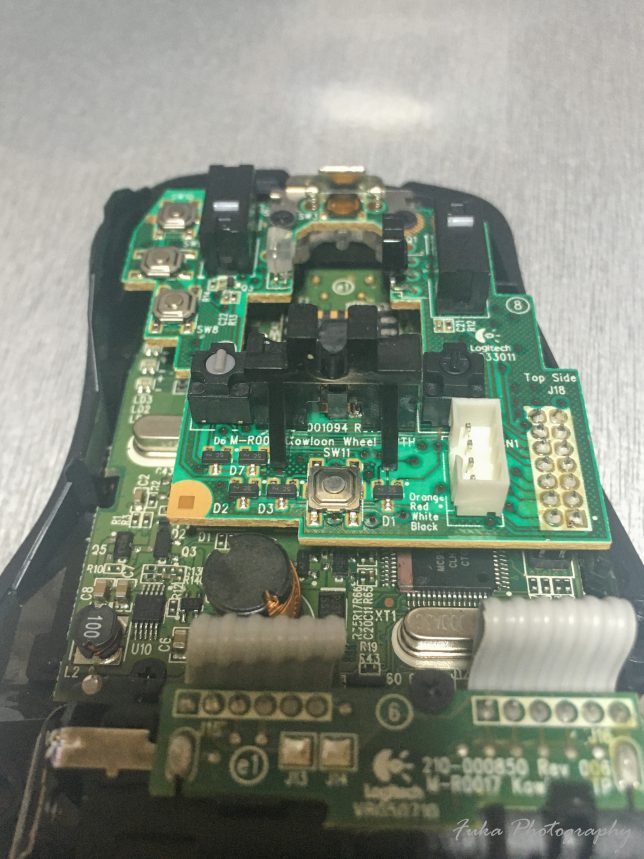 logicool G700s Rechargable Wireless Gaming Mouseスクロールホイールを取り外したところ