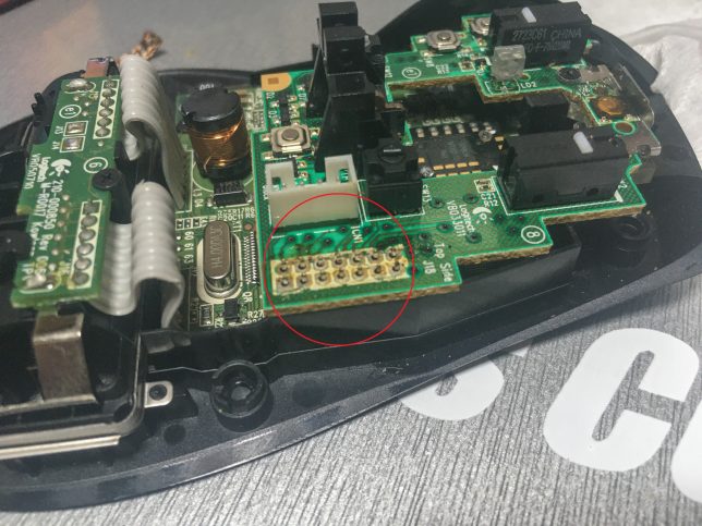 logicool G700s Rechargable Wireless Gaming Mouse上と下の基盤を分けるために上下を接続している配線のはんだをとる