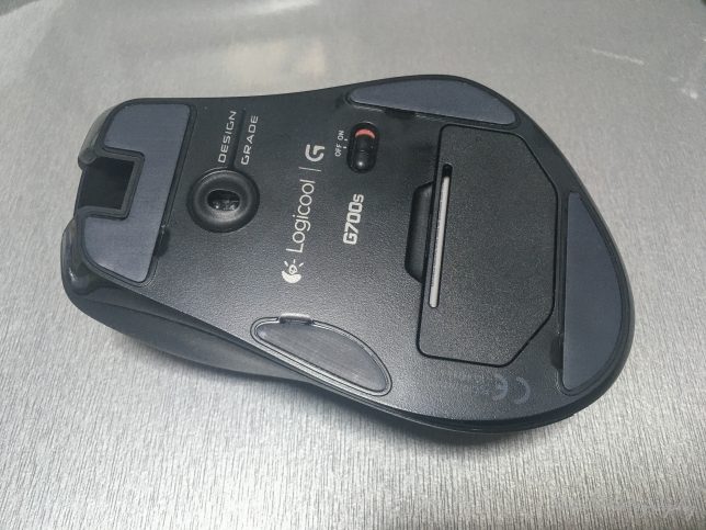 logicool G700s Rechargable Wireless Gaming MouseにHotline Games 交換用 マウスソールを貼り付けて保護シールを外したところ