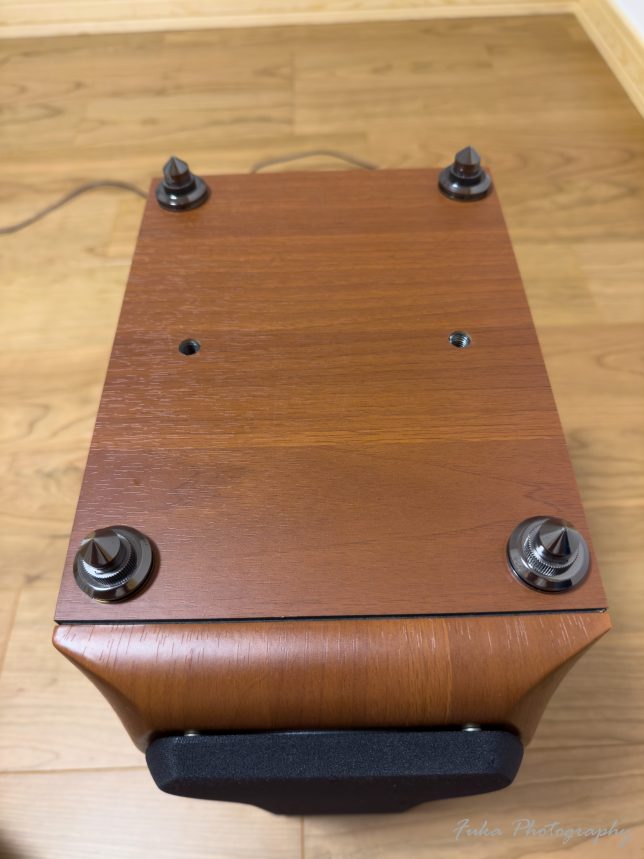 DENON 「スピーカー SCA555SA」にLAMPTOP 「インシュレーター 8個セット ブラック」 のインシュレーター本体を付けたところ