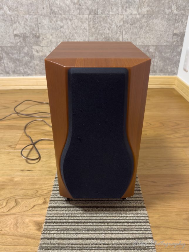 DENON 「スピーカー SCA555SA」にLAMPTOP 「インシュレーター 8個セット ブラック」 のインシュレーター本体を付けてスパイク受けに置いたところ