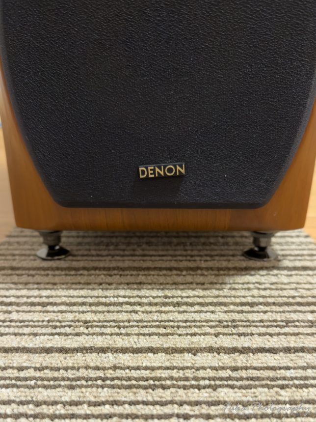DENON 「スピーカー SCA555SA」にLAMPTOP 「インシュレーター 8個セット ブラック」 のインシュレーター本体を付けてスパイク受けに置いたところ