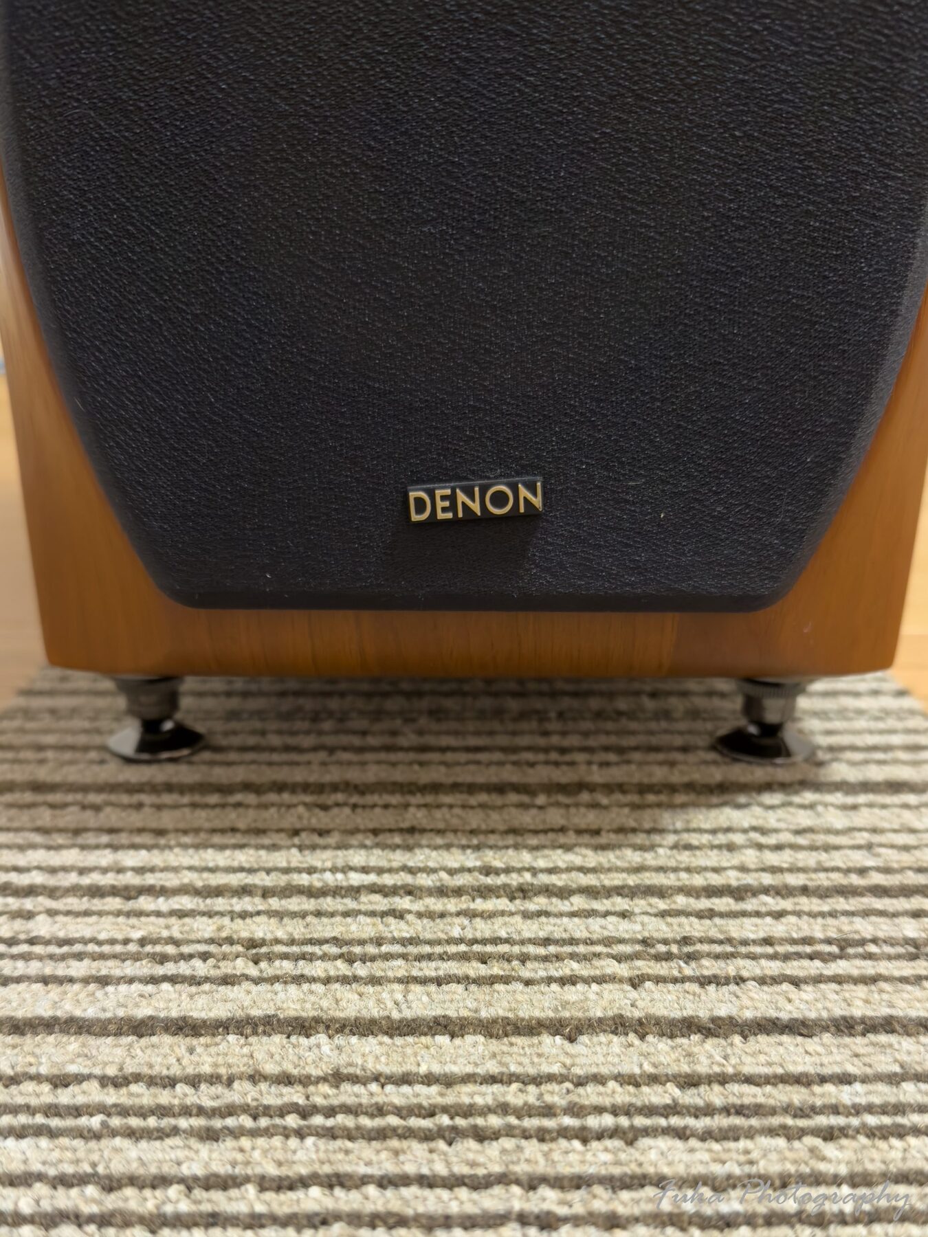 DENON 「スピーカー SCA555SA」にLAMPTOP 「インシュレーター 8個セット ブラック」 のインシュレーター本体を付けてスパイク受けに置いたところ