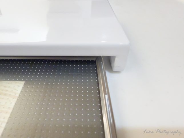 IHクッキングヒーターの排気パネルに 山崎実業(Yamazaki) 「排気口カバー タワー フラットタイプ W60 05734」 を取り付けたときの足の隙間