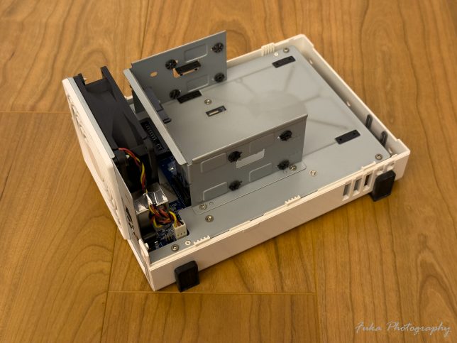 Synology NAS「DiskStation DS215j」のHDDを取り外したところ