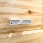 山崎実業(Yamazaki) 「ウォール スマートフォンホルダー タワー ホワイト ZK-TW CE WH 05895」 ビスで取り付けたところ