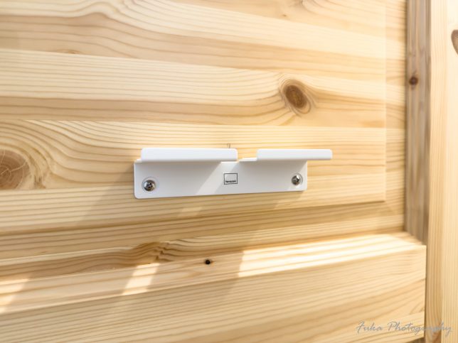 山崎実業(Yamazaki) 「ウォール スマートフォンホルダー タワー ホワイト ZK-TW CE WH 05895」 ビスで取り付けたところ