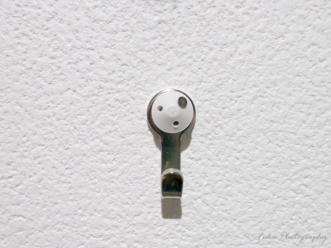 日軽産業株式会社 「マジッククロス8 プッシュマジック MC-018」 付属フック取り付け 釘を付けたところ