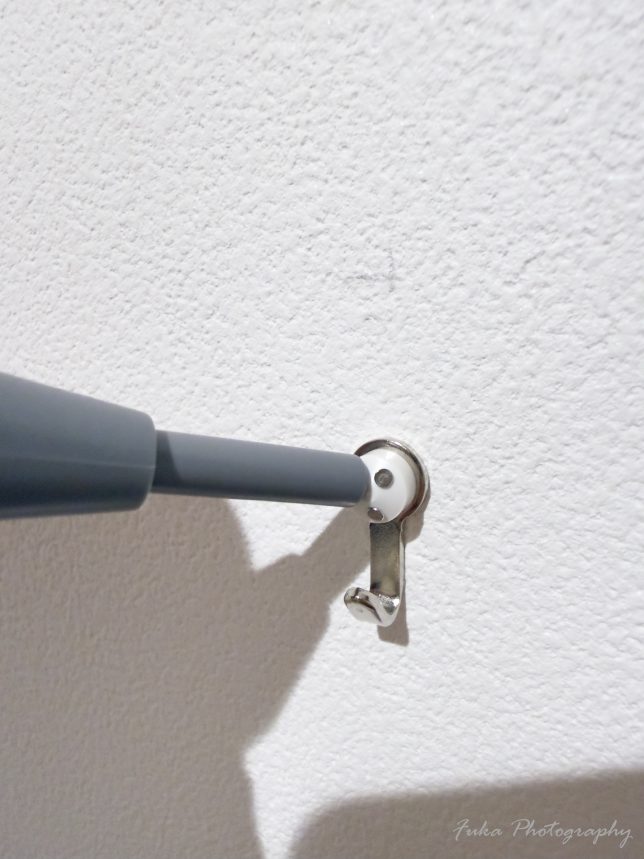 日軽産業株式会社 「マジッククロス8 プッシュマジック MC-018」 付属フック取り付けプッシュマジックを使って釘を付けるところ