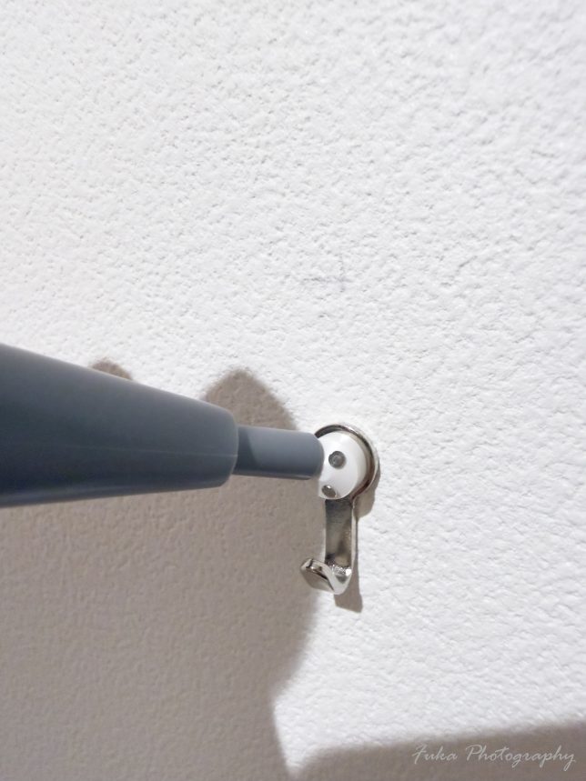 日軽産業株式会社 「マジッククロス8 プッシュマジック MC-018」 付属フック取り付けプッシュマジックを使って釘を押し付けるところ