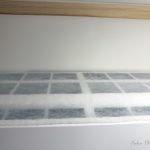 エアコンの空気吸い込み口に株式会社日本デンソー 「エアコン用パッと貼れるほこりキャッチャー T-205」 を取り付けたところ