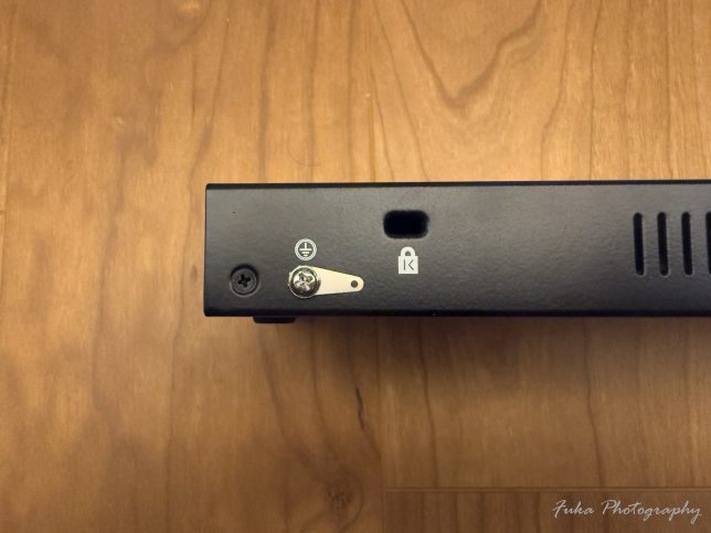NETGEAR「GS316」 裏面 アースとセキュリティワイヤーの穴